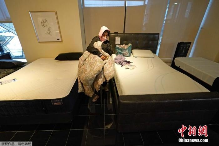 當(dāng)?shù)貢r間2月17日，美國得州的一家畫廊兼家具店內(nèi)，大批民眾來此避寒取暖，其中不乏一些人帶著被子來過夜。美國近日遭遇極寒天氣侵襲，多地氣溫創(chuàng)近年新低，其中得州災(zāi)情最嚴重，暴風(fēng)雪導(dǎo)致電網(wǎng)在酷寒中癱瘓，約400萬居民家中長時間停電。美國國家氣象局表示，得州休斯敦等地的氣溫甚至比靠近北極圈的阿拉斯加還要低。