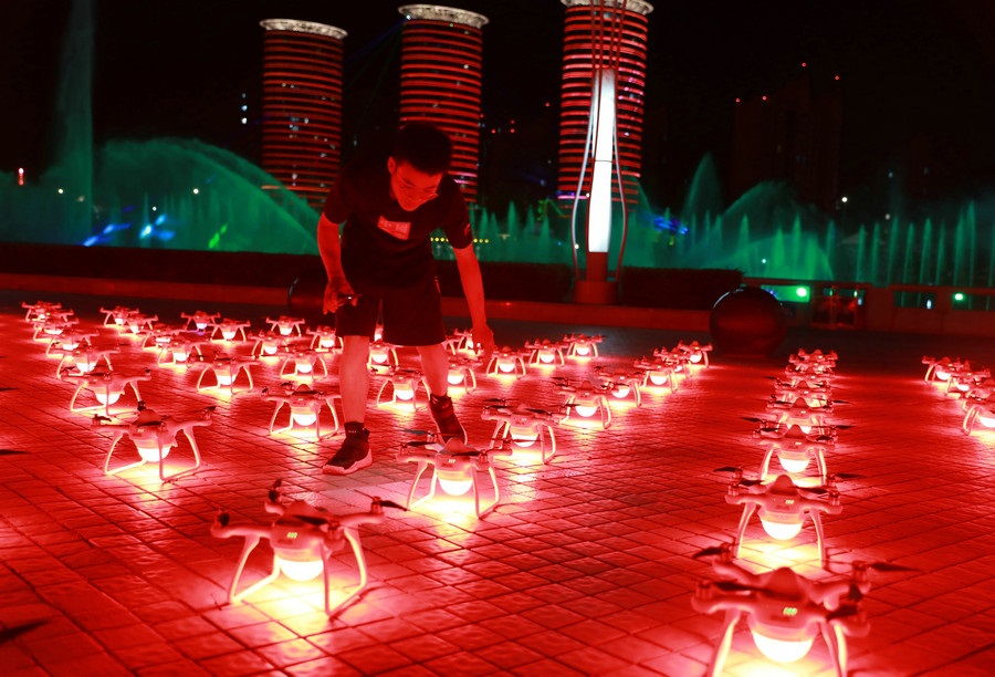 超震撼！500架無人機(jī)扮靚青城夜空