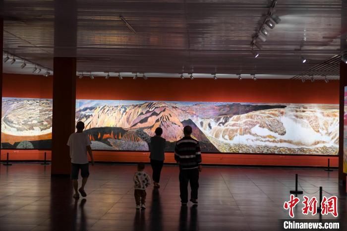 162米巨幅油畫長卷《黃河》吸引市民駐足觀看?！钊A峰 攝