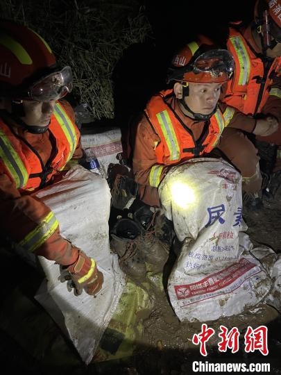短暫修整期間，消防員脫掉鞋襪，用編織袋套住腿腳保暖?！￠Z旭輝 攝