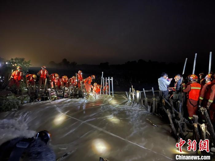 消防員分成左右兩路，同時(shí)發(fā)起決口封堵總攻?！￠Z旭輝 攝