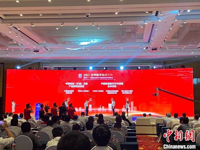 簽約現(xiàn)場?！×植?攝