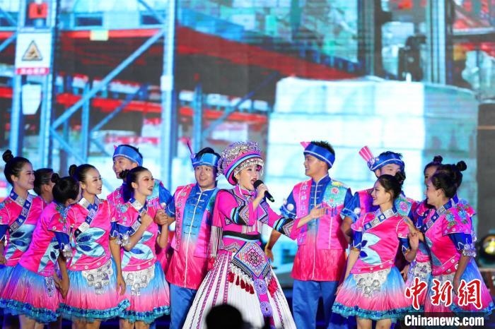 專場晚會上的民族歌舞表演?！涕L嬌 攝