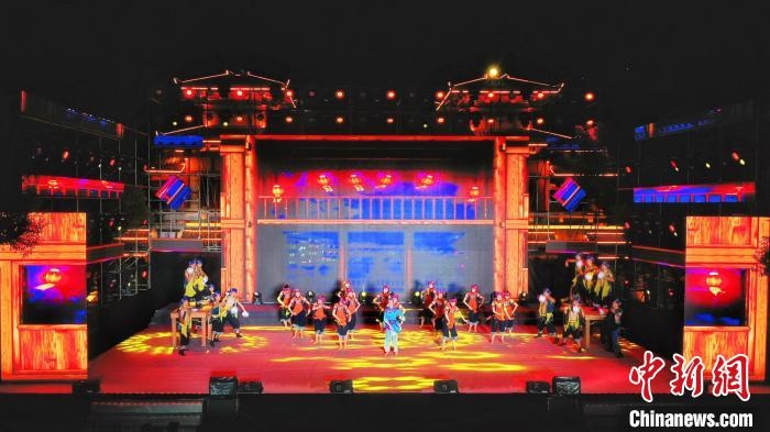 2021昭君文化旅游活動專場晚會現(xiàn)場?！≈苄橇?攝