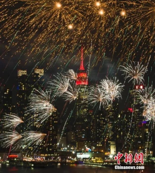 　　2018年，中國(guó)駐紐約總領(lǐng)事館前的哈德遜河上空燃放起焰火，慶祝中國(guó)狗年春節(jié)。