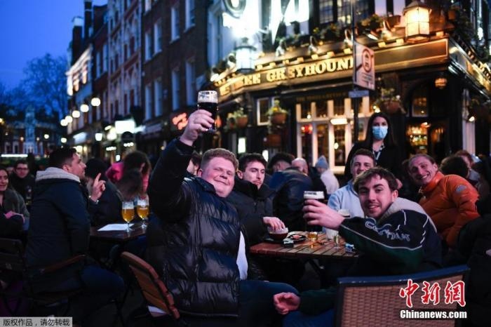 當(dāng)?shù)貢r間2021年4月12日，英國進(jìn)入放松疫情封鎖措施的第二階段。商鋪、理發(fā)店、健身房等被允許重新開張，酒吧和餐館也可以在室外營業(yè)。據(jù)悉，酒吧解封的第一晚，倫敦大批民眾在市中心喝酒跳舞，場面宛如狂歡節(jié)。