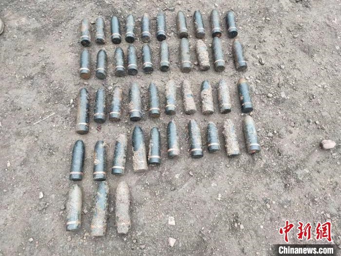 圖為發(fā)現(xiàn)的遺留炮彈。　特日格樂 攝
