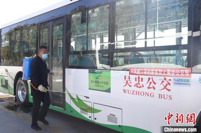 工作人員正在對(duì)公交車進(jìn)行消殺?！∮诰?攝