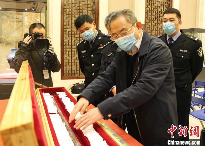 山東博物館館長(zhǎng)鄭同修介紹涉案文物龍首錯(cuò)銀木柲銅杖?！≮w曉 攝