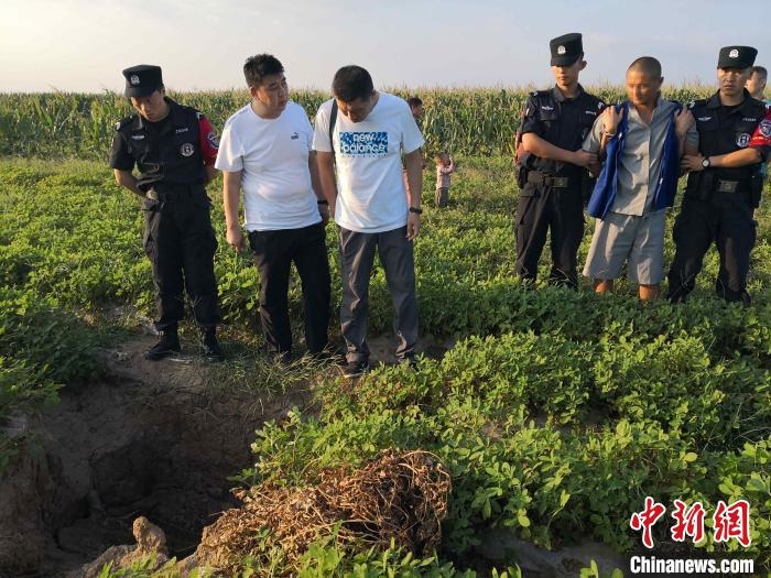 資料圖：犯罪嫌疑人辨認(rèn)作案現(xiàn)場(chǎng)?！〖蜗榭h公安局供圖