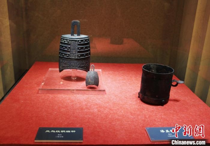 二級(jí)文物西漢鳳鳥(niǎo)紋銅編鐘、漆蓋銅卮?！≮w曉 攝