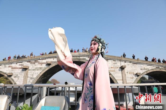 2019京杭對話的大運(yùn)河京杭雅集活動中，浙江昆劇團(tuán)國家一級演員楊崑在中國大運(yùn)河(杭州段)上進(jìn)行表演?！⌒燔?攝 攝
