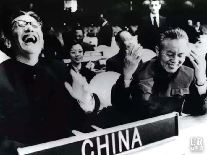 △1971年11月15日，以外交部副部長喬冠華(左一)為團(tuán)長、黃華(右一)為副團(tuán)長的中國代表團(tuán)，首次出現(xiàn)在聯(lián)合國大會上。(資料圖)