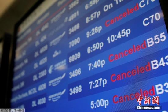 水管破裂造成第四航站樓的多家航班延誤或取消。圖為航站樓內(nèi)的電子公告牌顯示航班信息。