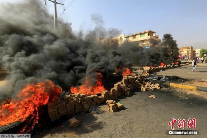 當(dāng)?shù)貢r(shí)間10月25日，蘇丹局勢發(fā)生突變，過渡政府總理被“綁架”，政府部長被軍方抓捕，國家進(jìn)入緊急狀態(tài)，大量民眾走上街頭對軍方行動(dòng)進(jìn)行抗議，已有7人在抗議活動(dòng)中死亡，140人受傷。圖為抗議活動(dòng)中燃燒的輪胎。