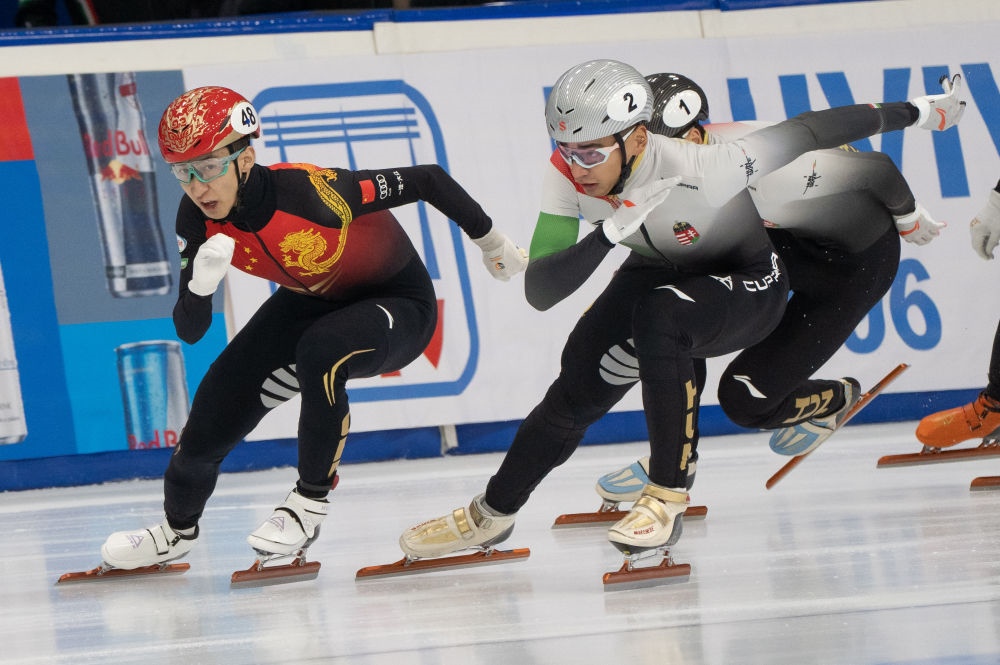 11月20日，中國選手武大靖(左)和匈牙利選手劉少林在比賽中。劉少林奪得冠軍，武大靖獲得第四名。新華社發(fā)(弗爾季·奧蒂洛 攝)