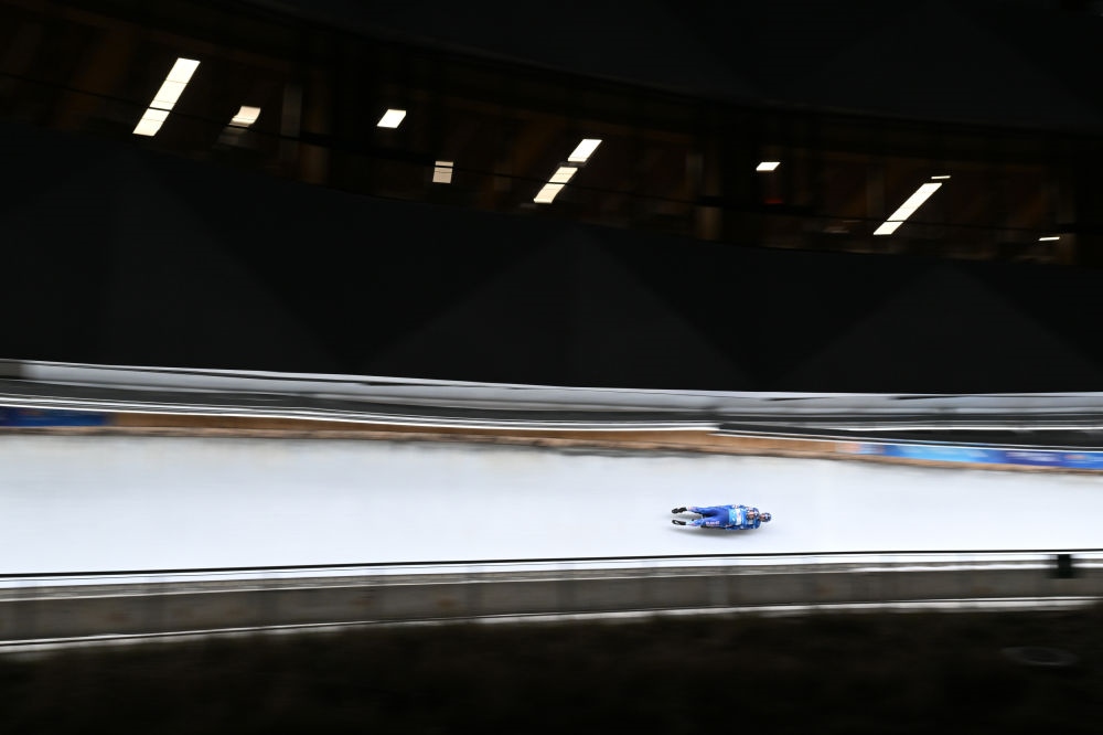 11月21日，美國選手馬茲德澤/泰爾迪曼在團(tuán)體接力比賽中。新華社記者陳益宸攝