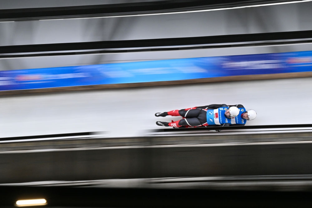 11月21日，“相約北京”國際雪橇聯(lián)合會(huì)雪橇世界杯，中國選手黃葉波/彭俊越在團(tuán)體接力比賽中。新華社記者陳益宸攝