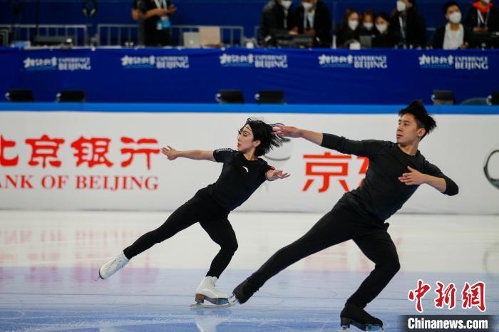 圖為隋文靜、韓聰在測(cè)試賽期間進(jìn)行官方訓(xùn)練 王洋 攝