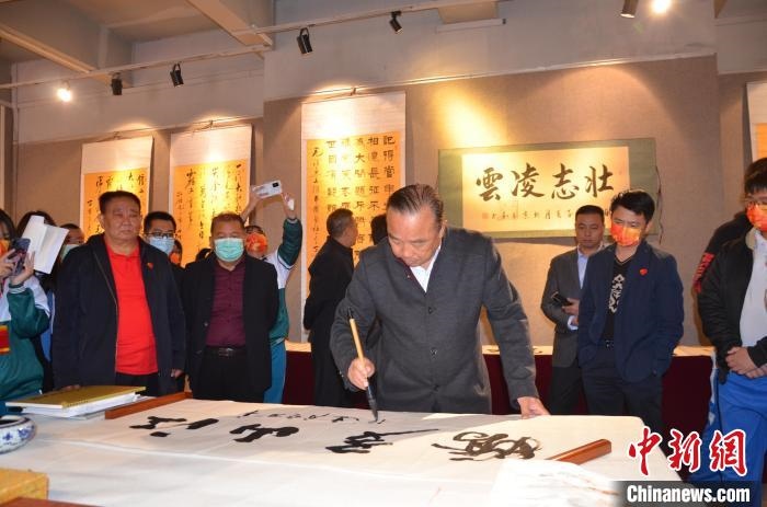 圖為“鐵軍老戰(zhàn)士”、著名書(shū)法家、解放軍報(bào)原副總編輯連俊義少將現(xiàn)場(chǎng)揮毫?！☆佇玛?yáng) 攝 攝