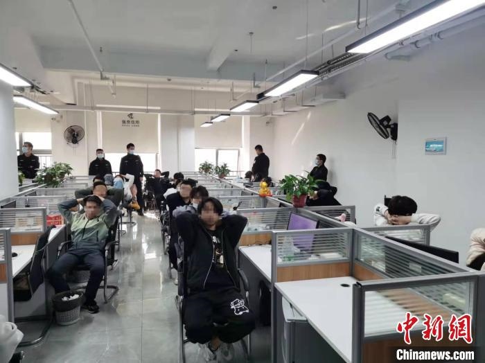 抓捕現(xiàn)場。　長沙市公安局供圖