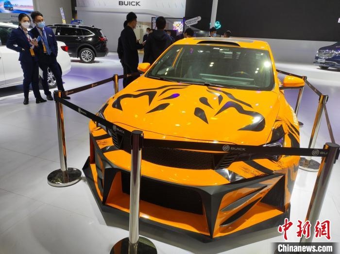長(zhǎng)沙國際車展上展出的汽車?！√菩∏?攝