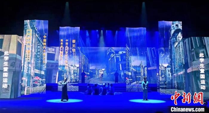 圖為“百年風(fēng)華”大型音樂史詩劇現(xiàn)場。　劉海靈 攝