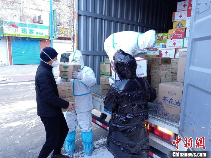 圖為滿洲里物資保障巡回補(bǔ)給車隊(duì)配貨現(xiàn)場。　秦甜偉 攝