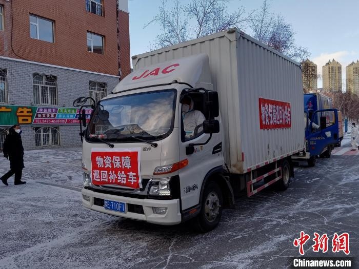 圖為滿洲里物資保障巡回補(bǔ)給車隊(duì)配貨現(xiàn)場?！∏靥饌?攝