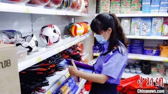 圖為秦皇島市海港區(qū)市場監(jiān)督管理局工作人員正在檢查涉冬奧標(biāo)志商品。　秦皇島市海港區(qū)市場監(jiān)督管理局供圖