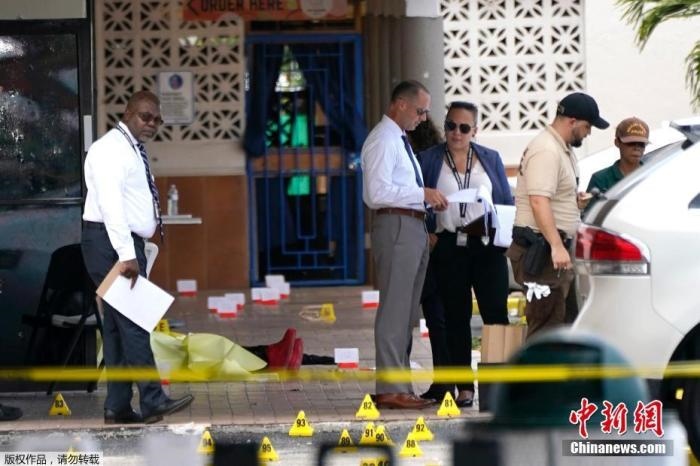 當?shù)貢r間5月30日凌晨，位于美國佛羅里達州東南部的邁阿密戴德縣發(fā)生大規(guī)模槍擊事件，造成2人死亡、20多人受傷。圖為槍擊案現(xiàn)場。