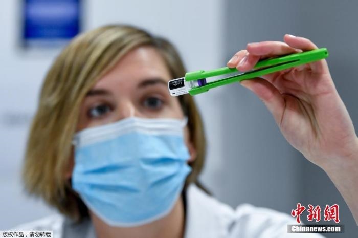 資料圖：比利時醫(yī)護(hù)人員正在準(zhǔn)備新冠疫苗接種工作。