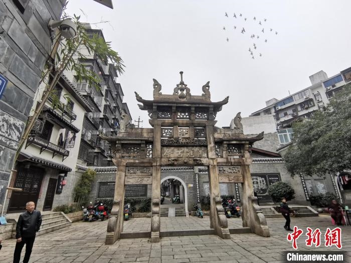 “道冠古今”牌坊?！×荷?攝