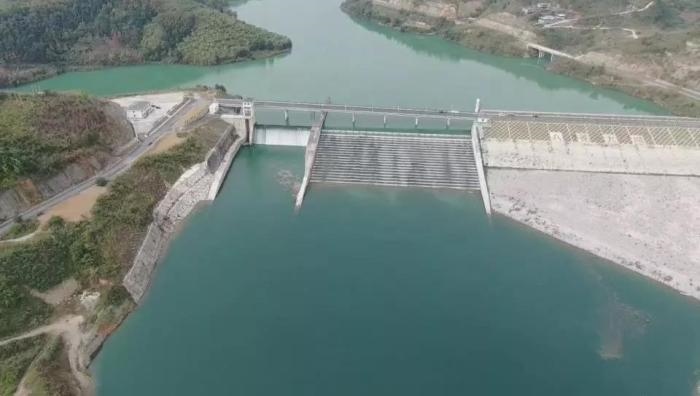 　　圖1 2021年12月7日，督察組使用無人機(jī)拍攝，保護(hù)區(qū)實(shí)驗(yàn)區(qū)內(nèi)的八吝大壩已建成，且未設(shè)置過魚設(shè)施