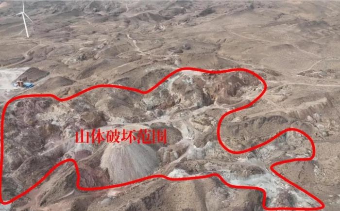  2021年12月12日，督察組使用無人機(jī)拍攝，中寧縣馬道梁北部歷史遺留礦山破壞山體面積達(dá)240余畝，現(xiàn)場滿目瘡痍、千瘡百孔