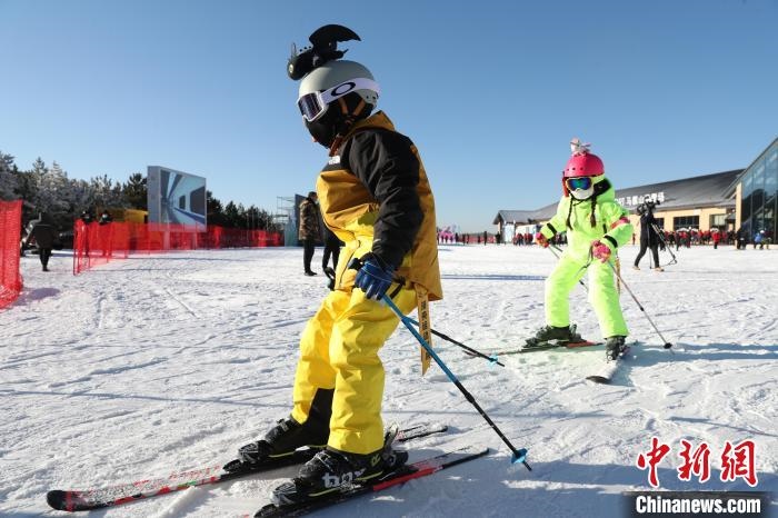 圖為滑雪場(chǎng)現(xiàn)場(chǎng)?！≡S婷 攝