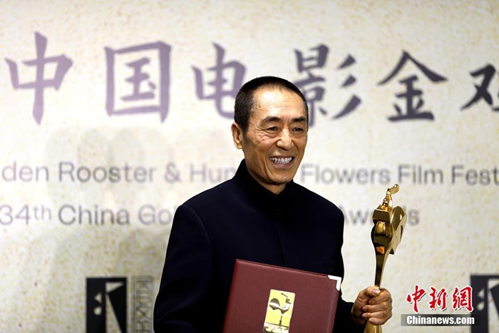 12月30日晚，第34屆中國(guó)電影金雞獎(jiǎng)?lì)C獎(jiǎng)典禮在福建省廈門(mén)市舉行。張藝謀以執(zhí)導(dǎo)《懸崖之上》榮膺最佳導(dǎo)演獎(jiǎng)。 <a target='_blank' href='/'>中新社</a>記者 呂明 攝
