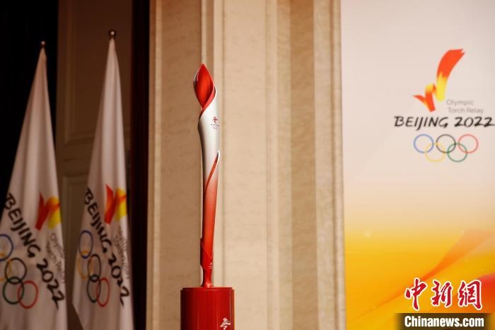展示的北京冬奧會火炬?！〗x 攝