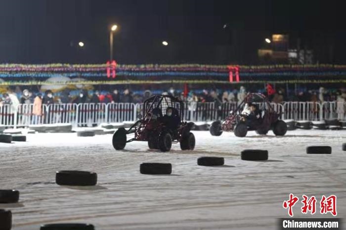 來吧，一起體驗(yàn)雪地越野車的刺激吧?！∮诤Ｑ?攝