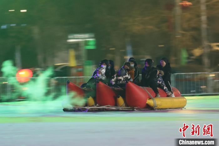 民眾沉醉在冰上香蕉船的快樂中。　于海洋 攝