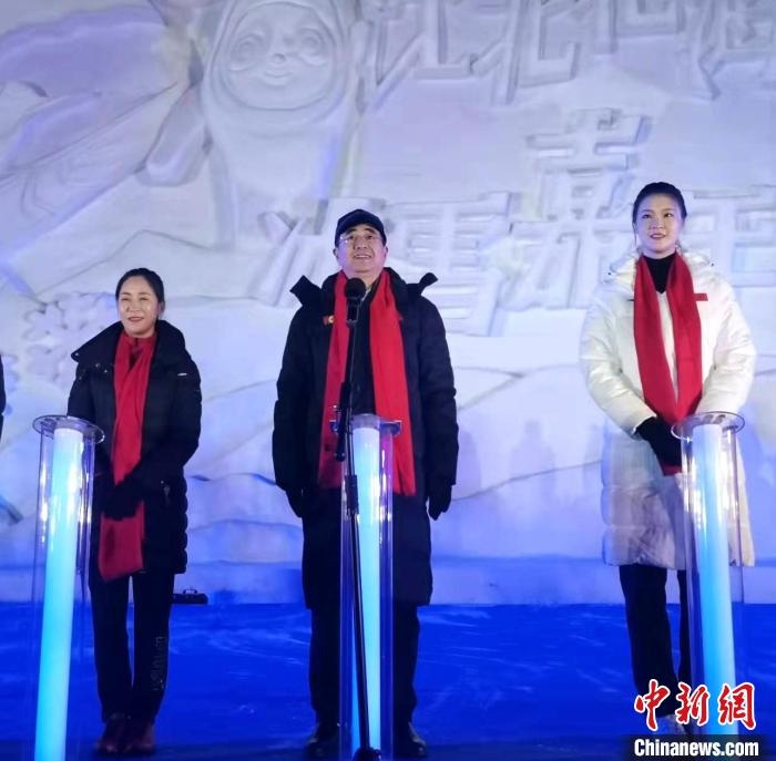 前女排國家隊(duì)隊(duì)長奧運(yùn)冠軍惠若琪(右一)，中國女子田徑競走奧運(yùn)冠軍王麗萍(左一)助陣當(dāng)晚活動?！≮w桂華 攝