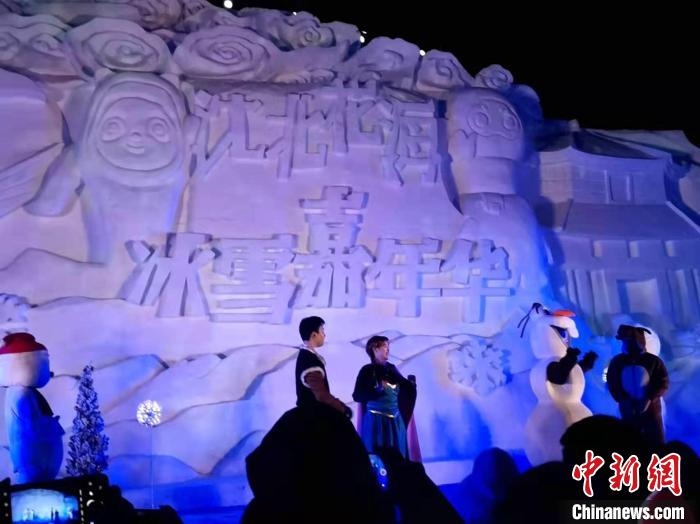 活動現(xiàn)場表演的《冰雪奇緣》很受歡迎?！≮w桂華 攝