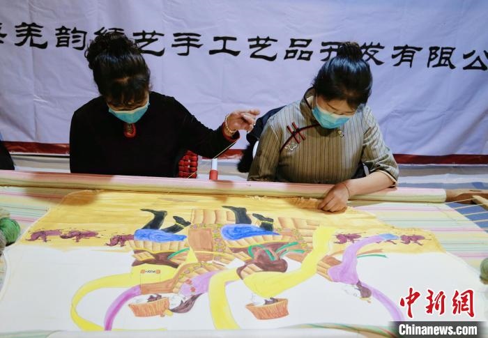 圖為皮繡藝人在市集上“秀”指尖技藝?！●R銘言 攝