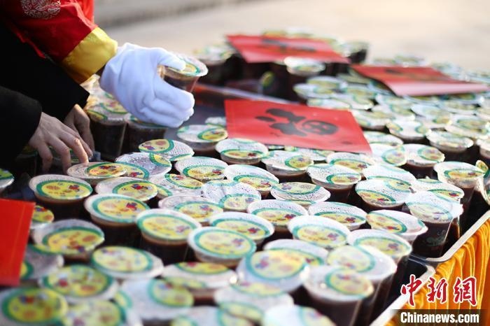 資料圖：工作人員將定制的臘八粥擺放整齊?！°蟛?攝