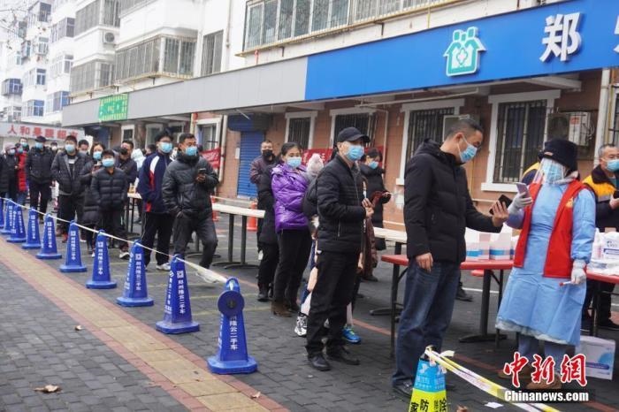 資料圖：1月7日，河南鄭州，市民有序排隊(duì)進(jìn)行核酸檢測(cè)。<a target='_blank' href='/'>中新社</a>記者 劉鵬 攝
