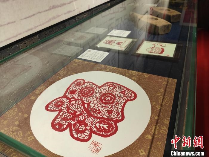 圖為廣東剪紙《福》 陳楚紅 攝 圖為廣東剪紙《?!?陳楚紅 攝