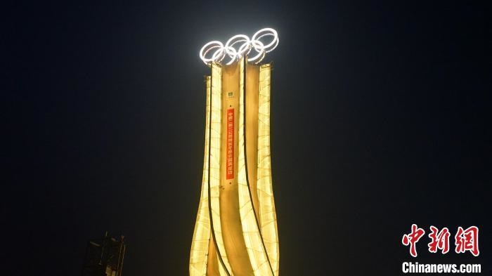 1月25日，由中建二局三公司承建的“海陀塔”順利竣工，奧運五環(huán)閃耀延慶冬奧賽區(qū)。　中建二局三公司供圖
