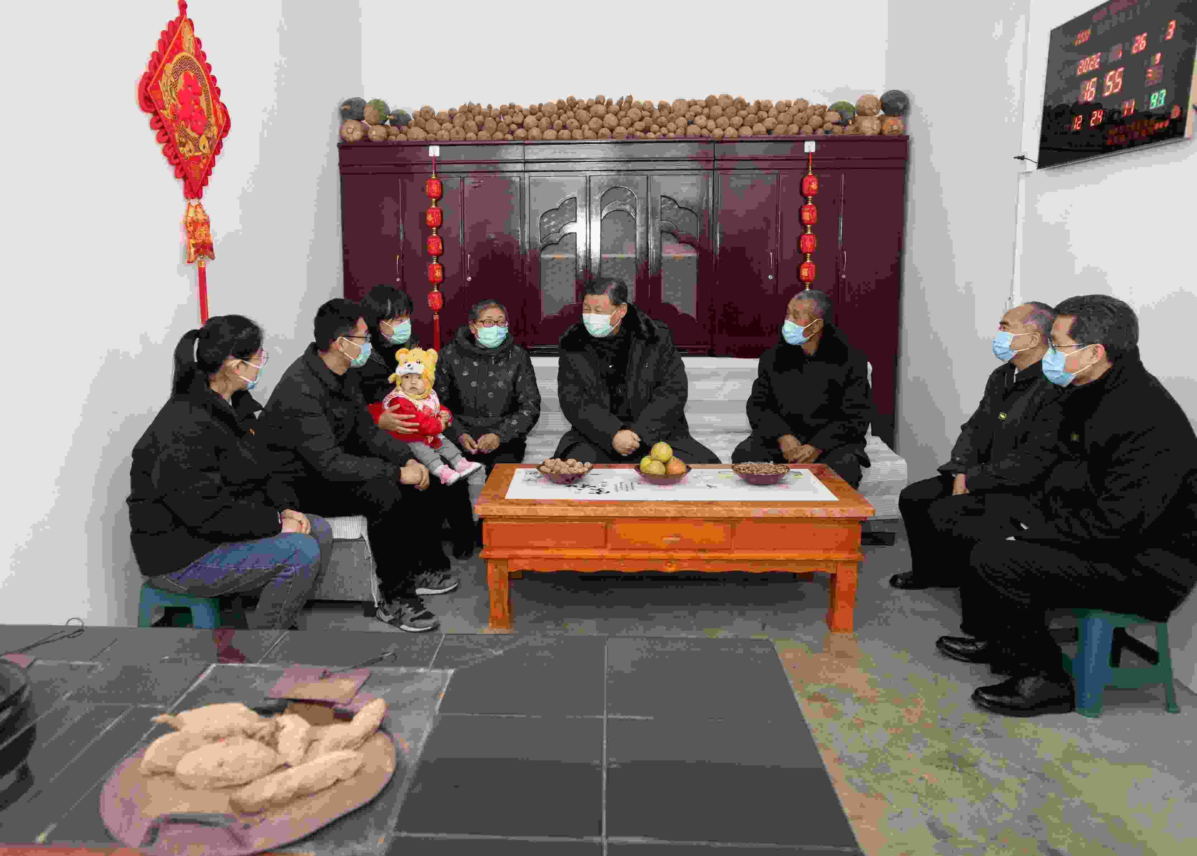 △2022年1月26日，中共中央總書記、國家主席、中央軍委主席習近平在臨汾市汾西縣僧念鎮(zhèn)段村同村民蔡文明一家親切交流。