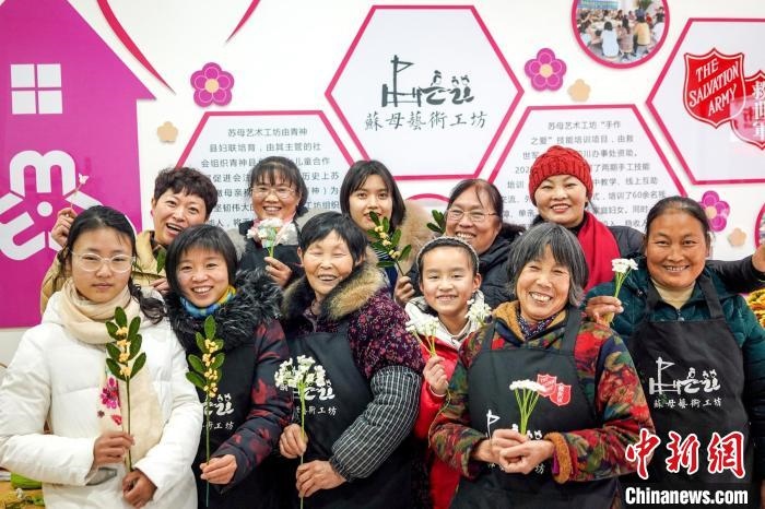 “蘇母藝術(shù)工坊”文創(chuàng)工作室的姐妹們?！」帕捡x 攝