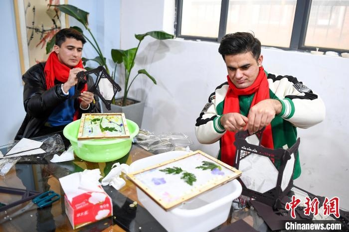 巴基斯坦留學生制作燈籠。　楊華峰 攝